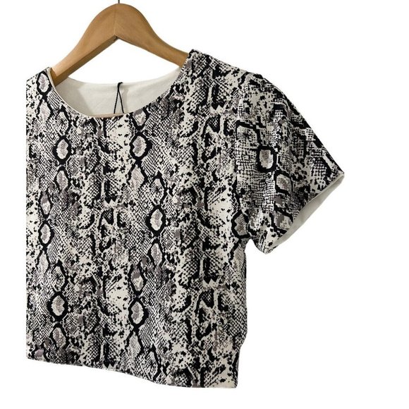 FOREVER 21 Crop Top Blouse Short Sleeve Snake Print Size Medium NWOT - Picture 2 of 8